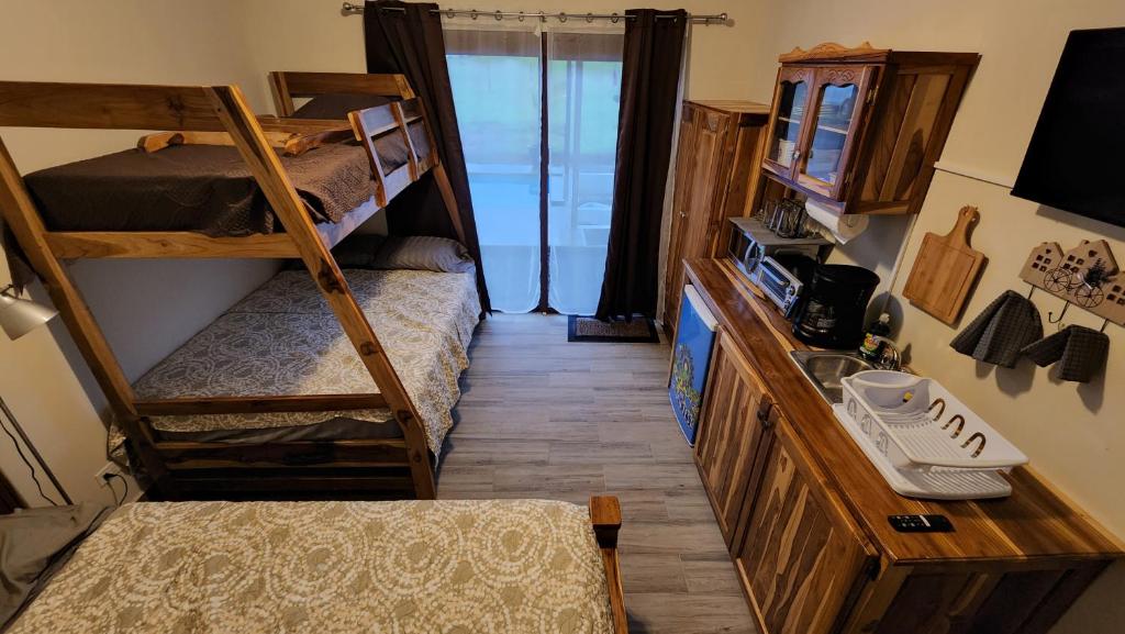 Letto o letti in una camera di Catalina Cabins