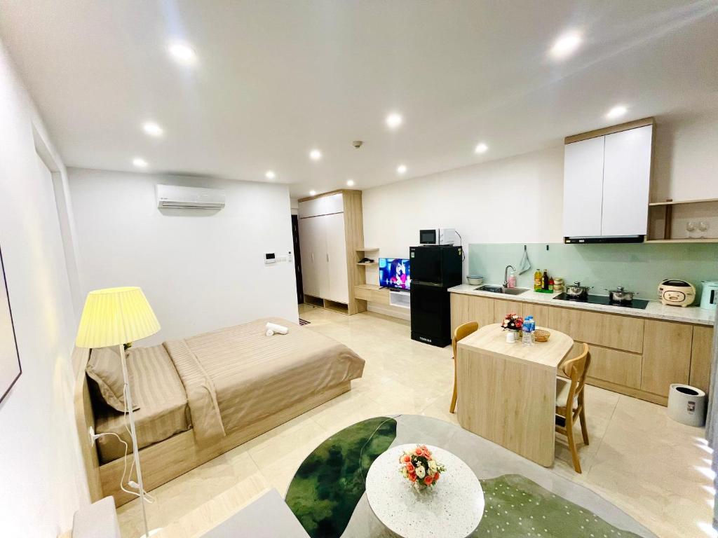 um quarto grande com uma cama e uma cozinha em Vinhomes Dcapitale - Studio em Hanói