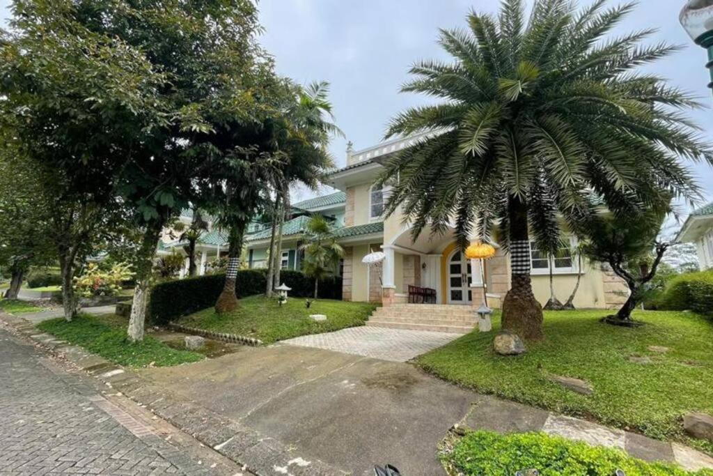 En have udenfor Villa Desa by CozyVilla at Puncak Resort