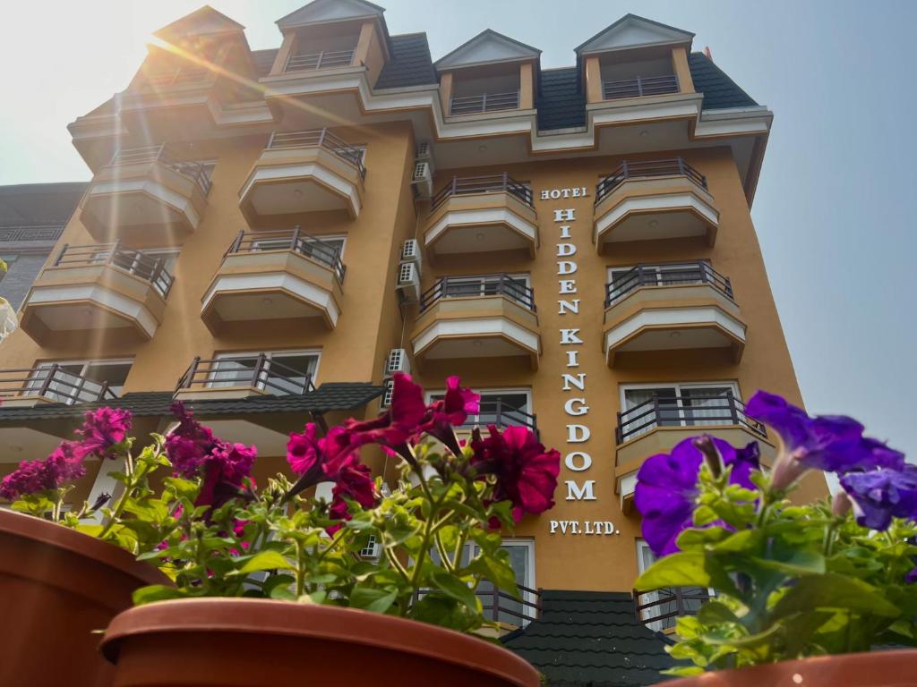 um hotel com flores em frente em Hotel Hidden Kingdom em Pokhara