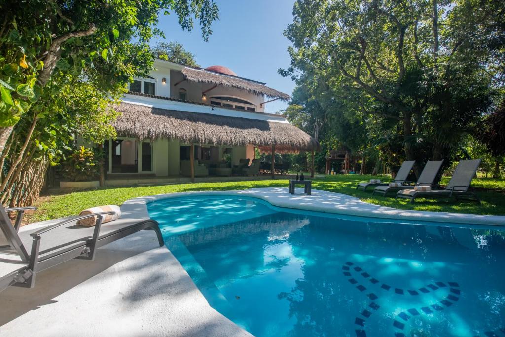 uma piscina em frente a uma casa em Villa Golf Holiday Private Pool, Barbecue, Family Friendly, Golf Course em Playa del Carmen