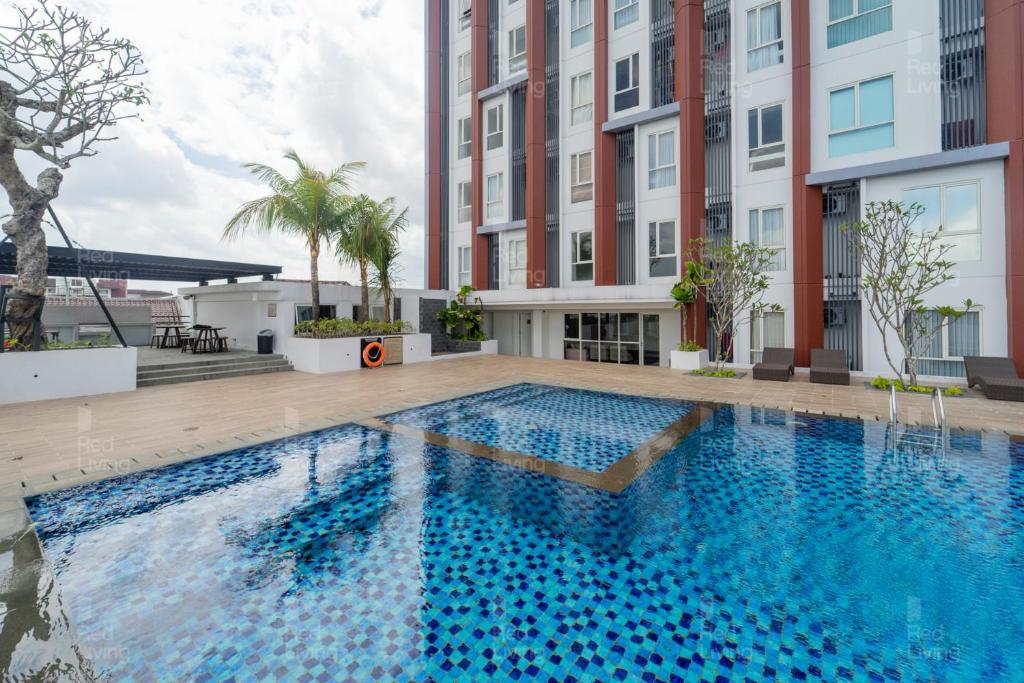 uma piscina no meio de um edifício em RedLiving Apartemen Barsa City by Ciputra - WM Property em Yogyakarta