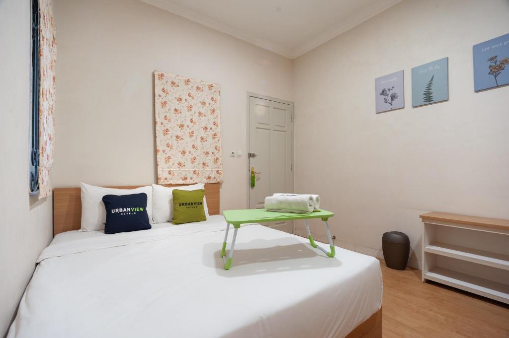 Postel nebo postele na pokoji v ubytování Urbanview Hotel Jagakarsa by RedDoorz