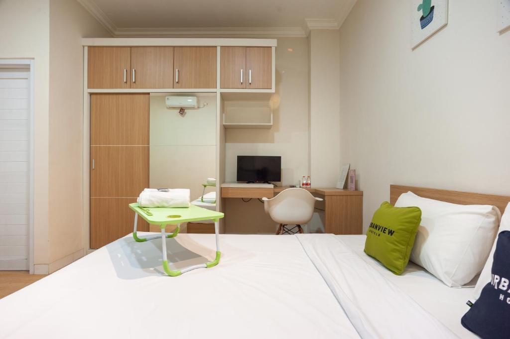 Postel nebo postele na pokoji v ubytování Urbanview Hotel Jagakarsa by RedDoorz