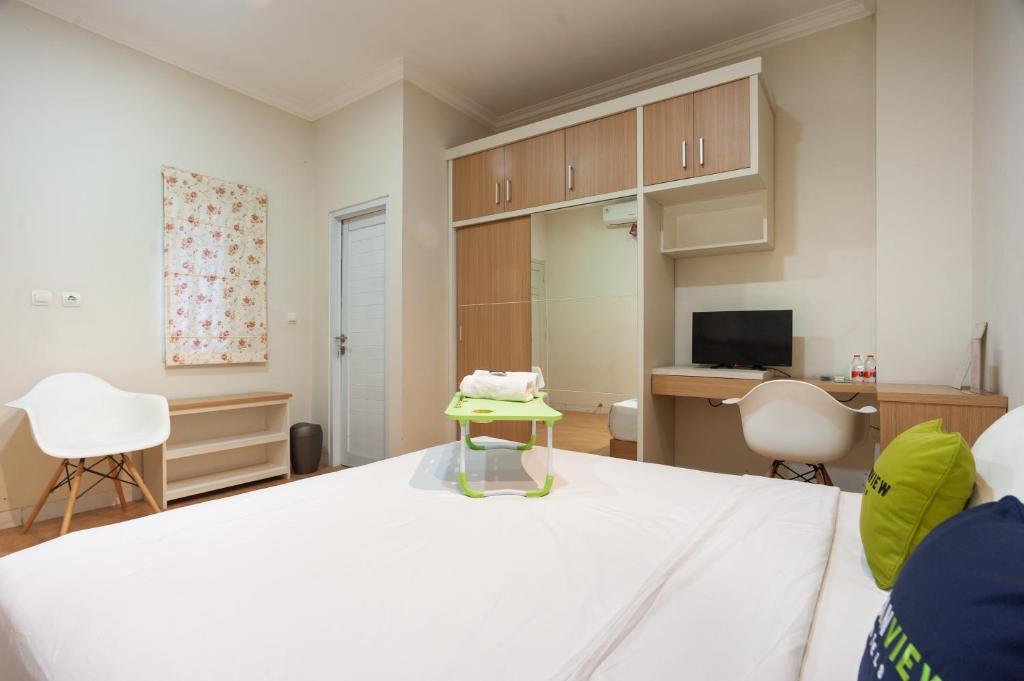 TV a/nebo společenská místnost v ubytování Urbanview Hotel Jagakarsa by RedDoorz