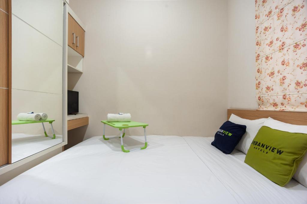 Postel nebo postele na pokoji v ubytování Urbanview Hotel Jagakarsa by RedDoorz