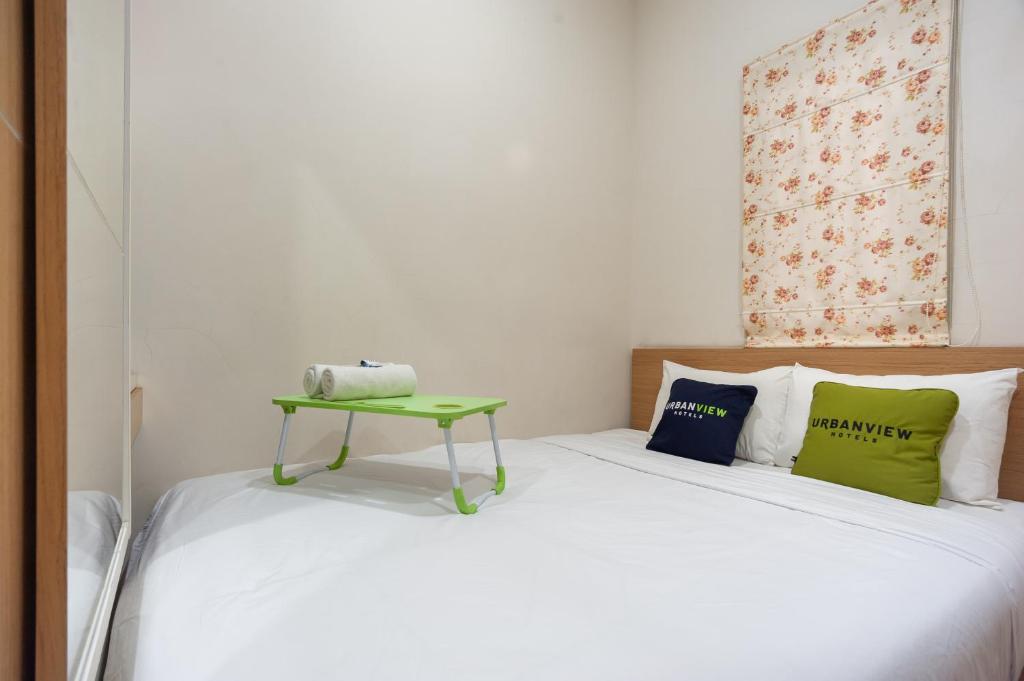 Postel nebo postele na pokoji v ubytování Urbanview Hotel Jagakarsa by RedDoorz