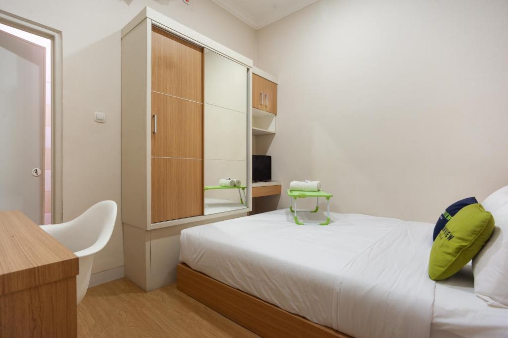 Postel nebo postele na pokoji v ubytování Urbanview Hotel Jagakarsa by RedDoorz