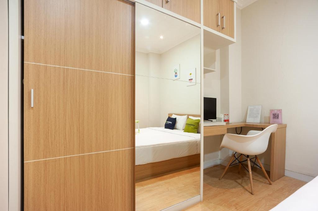 Postel nebo postele na pokoji v ubytování Urbanview Hotel Jagakarsa by RedDoorz