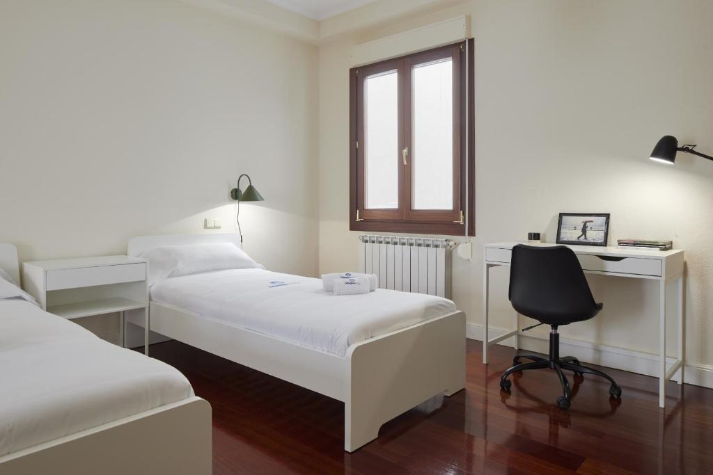 Postel nebo postele na pokoji v ubytování Zinema - Basque Stay