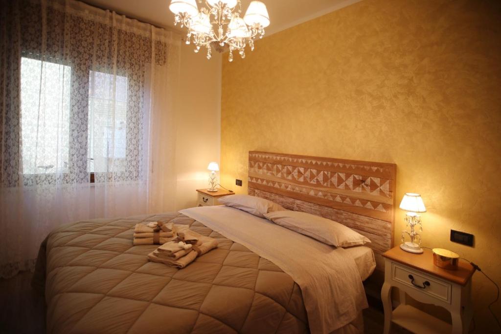 een slaapkamer met een bed met knuffels erop bij Civico 26 in Rimini