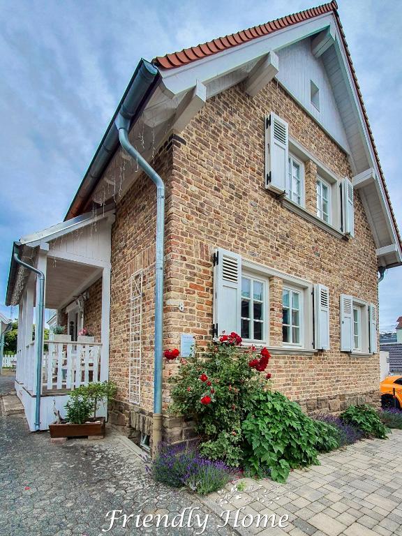 a brick house with flowers in front of it at Friendly Home - Gemütliches Backsteinhaus in Bornheim