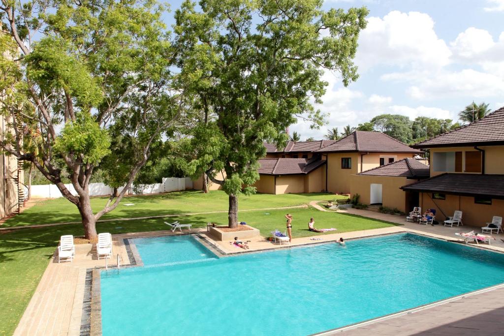 Bazén v ubytování Rajarata Hotel Anuradhapura nebo v jeho okolí