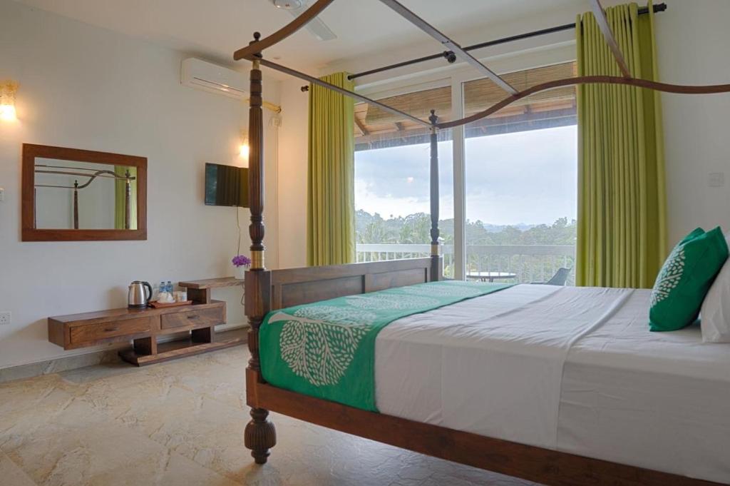 ein Schlafzimmer mit einem Bett und einem großen Fenster in der Unterkunft Kandyan Mount Mirror Boutique Villa in Kandy