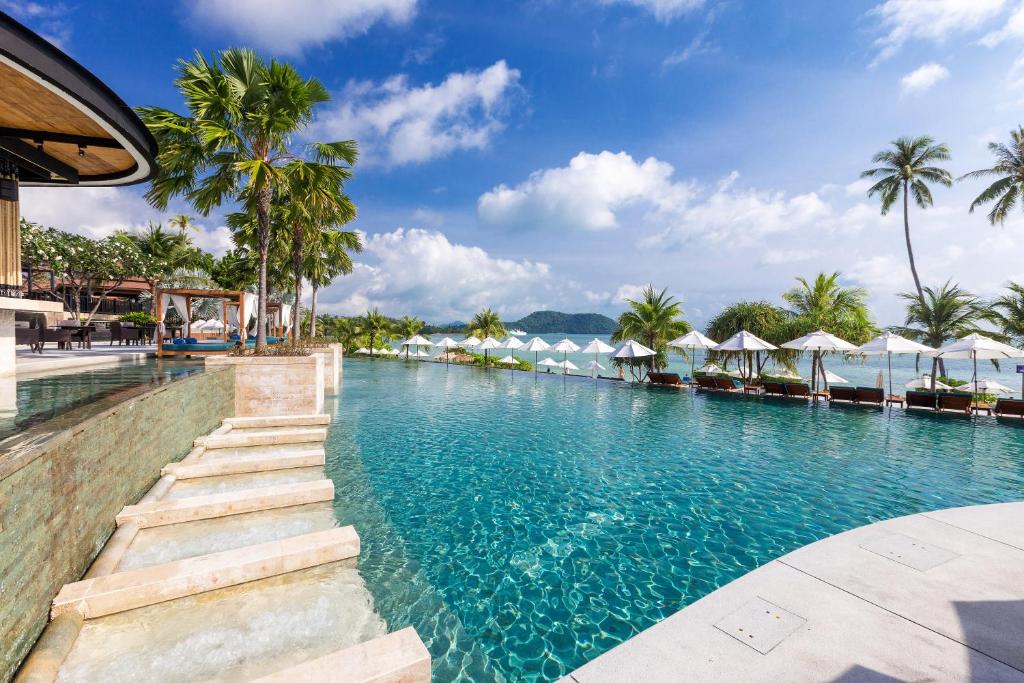 Bazén v ubytování Pullman Phuket Panwa Beach Resort nebo v jeho okolí