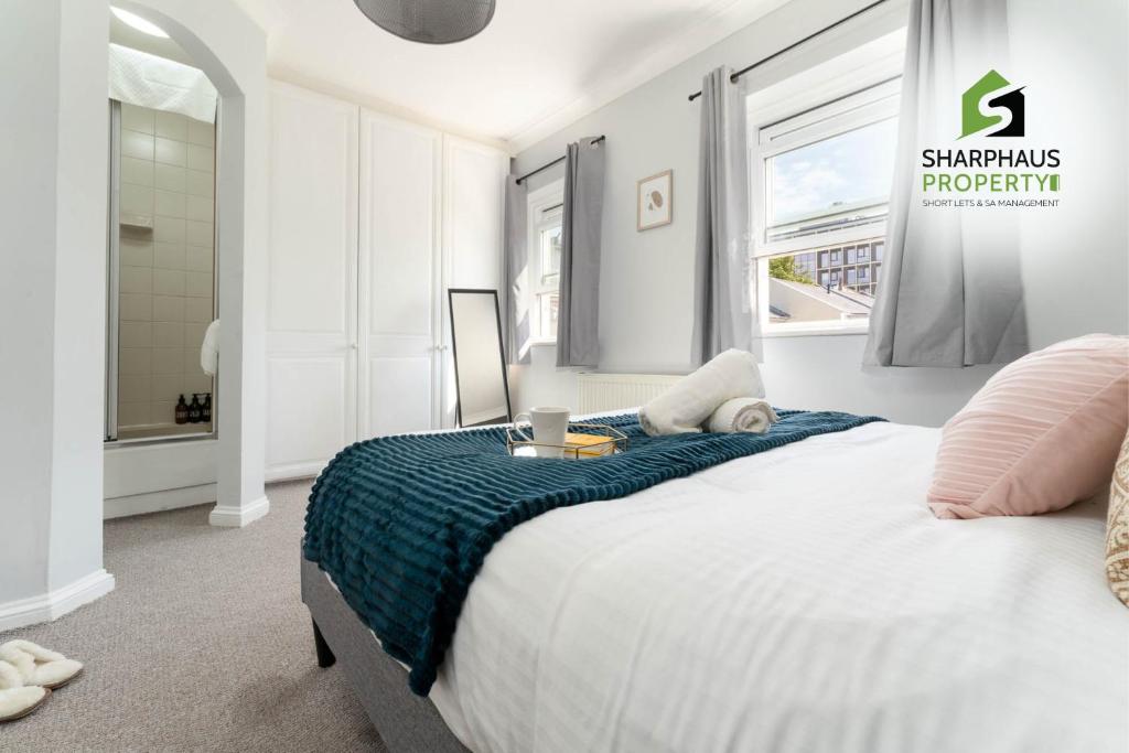 Beautiful 3 Bed House That sleeps 6 Guests with Courtyard & Free Parking by  Sharphaus Short Lets & Serviced Accommodation Management, Brighton and Hove  – ceny aktualizovány 2023