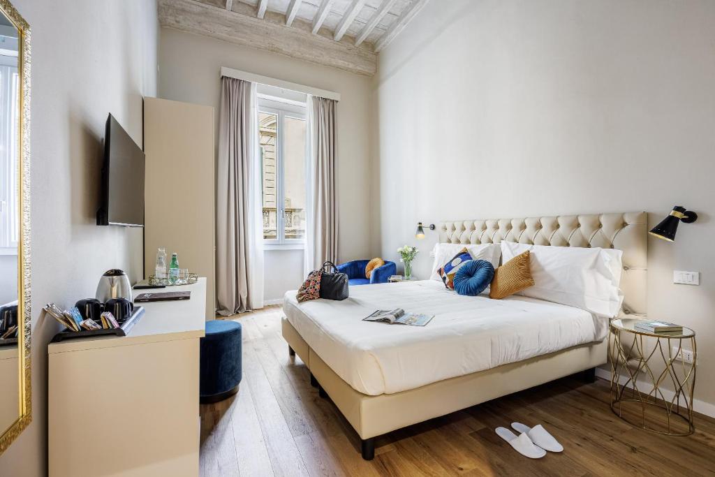 1 dormitorio con 1 cama blanca grande y escritorio en Dimora72, en Florencia