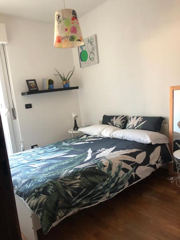 een slaapkamer met een bed met een kleurrijke deken bij CASA GIULIA in Pescara
