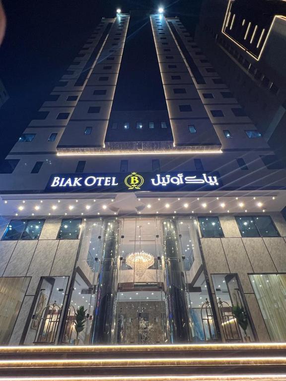 Hotel فندق بياك أوتيل الروضة, a large building with a sign on the front of it at فندق بياك أوتيل الروضة in Mecca