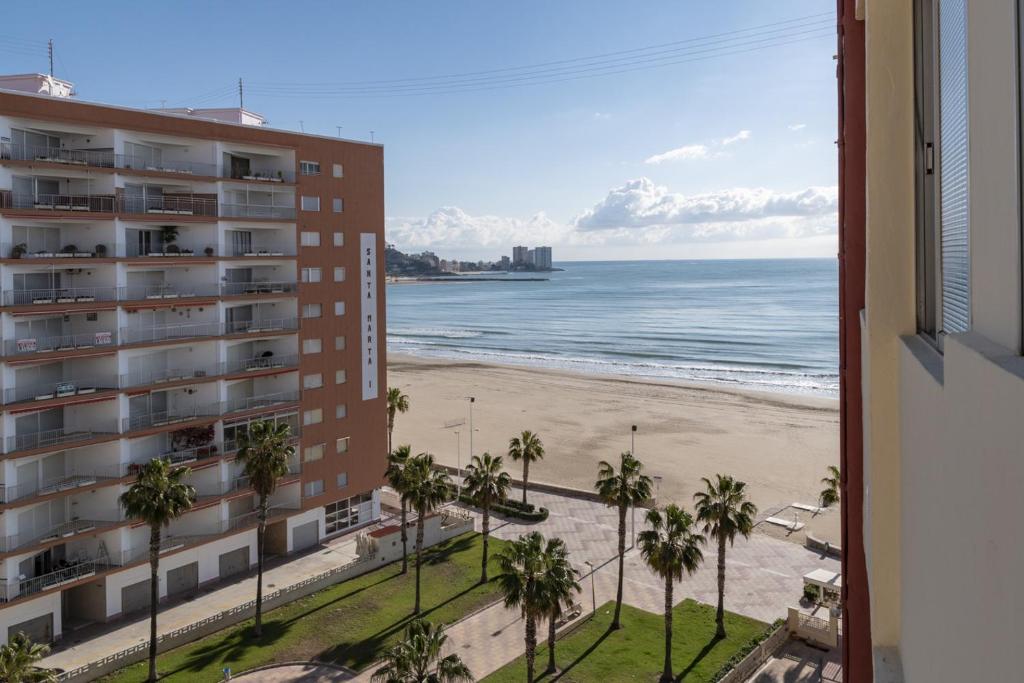widok na plażę z balkonu budynku w obiekcie EL RACO- C, 8-16 w mieście Cullera