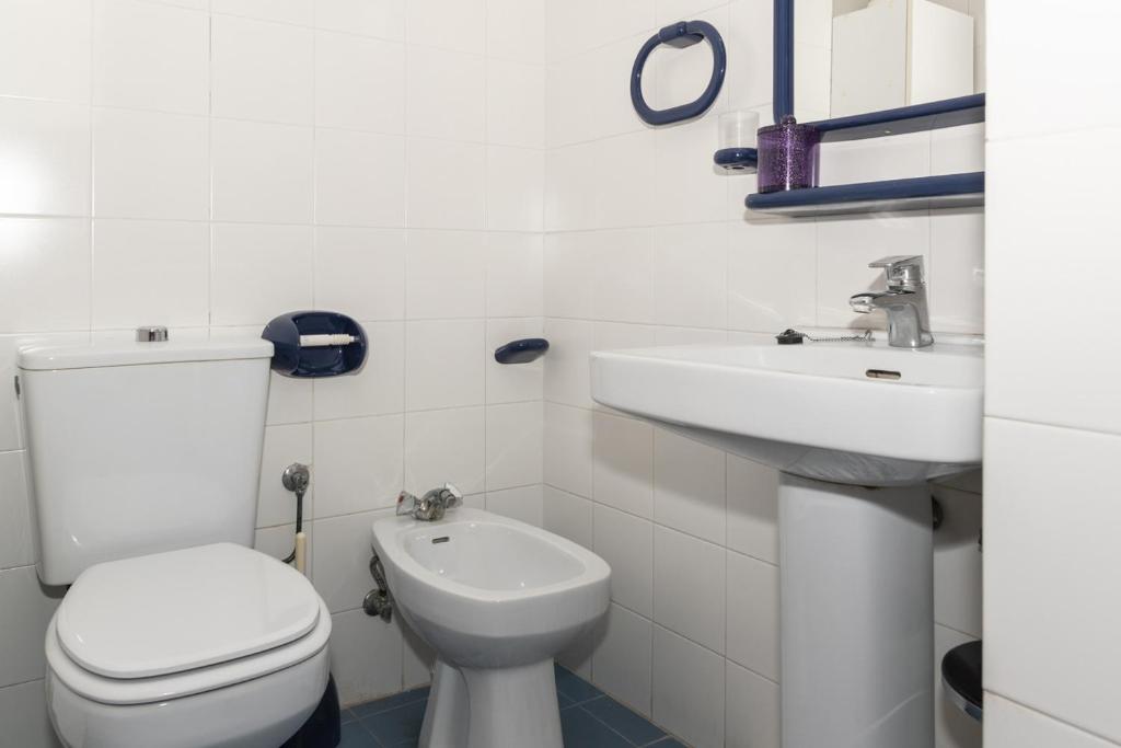 A bathroom at EL RACO- C, 8-16