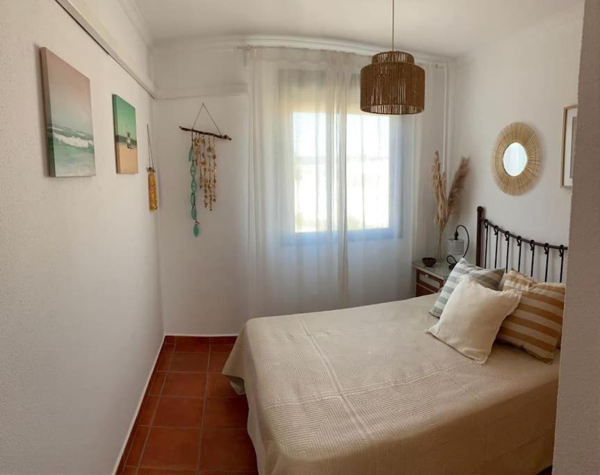 una camera con letto e finestra di apartamento playa la barrosa a Chiclana de la Frontera