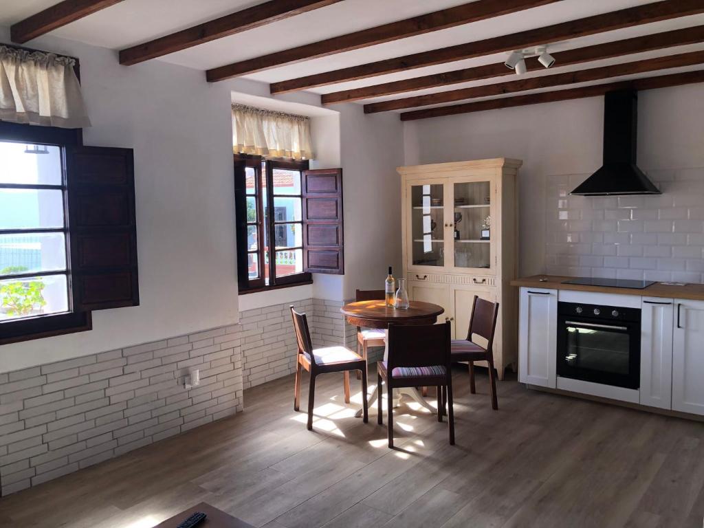 a kitchen with a table and chairs in a room at Casa Las Enanitas II (Casa Elias) in Fuencaliente de la Palma