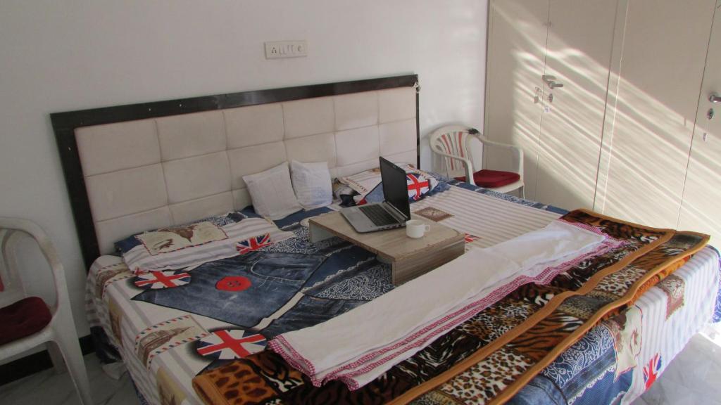 White Corner House, 2/14, Goverdhan Vilas, Housing Board Colony