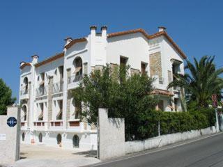 un gran edificio blanco al lado de una calle en Hotel Pierre Loti, en Juan-les-Pins