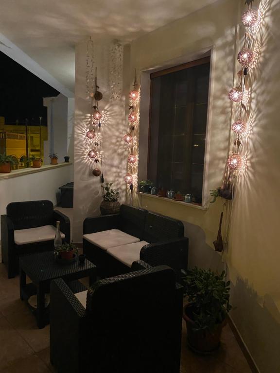 TorchiaroloにあるIl Focolare Casa Vacanzaのリビングルーム(ソファ、椅子、照明付)