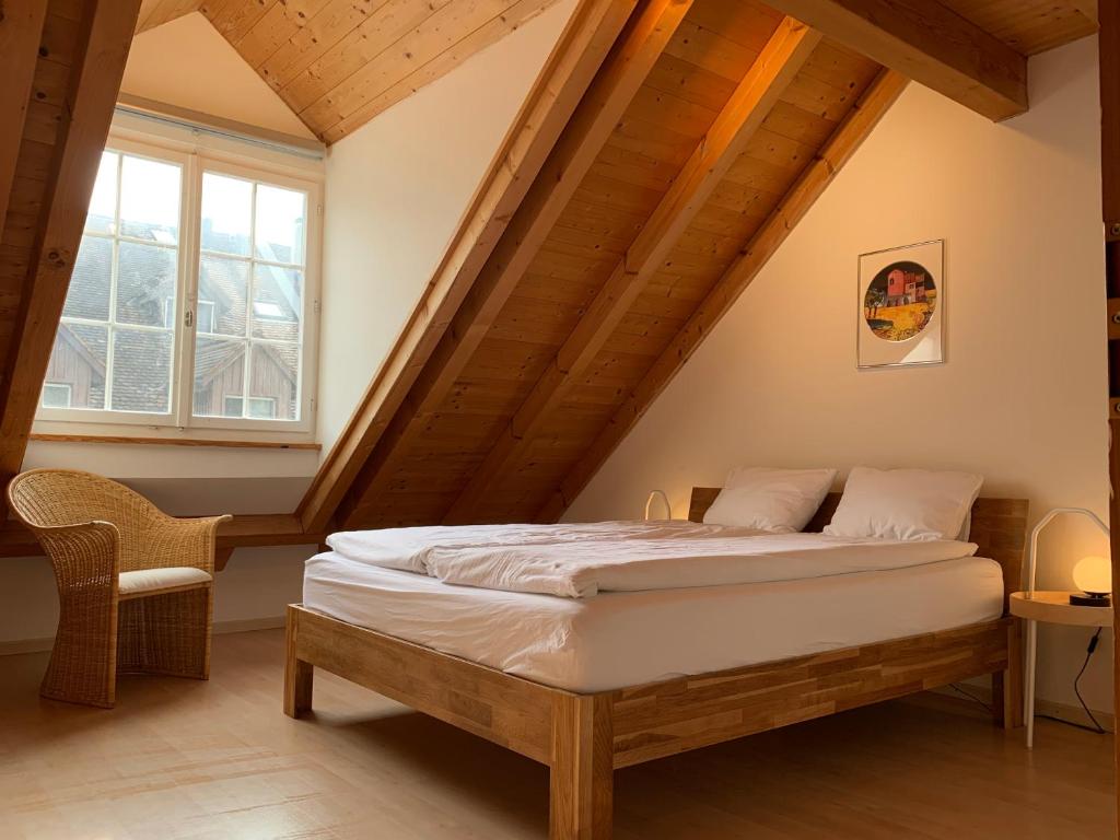 Postel nebo postele na pokoji v ubytování Old Town Loft & Central Location in Rapperswil
