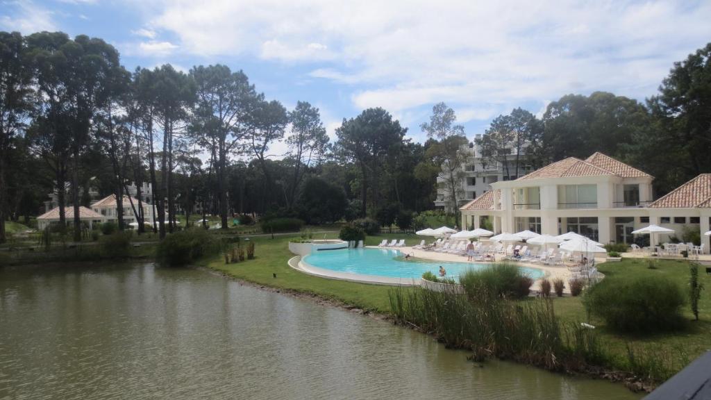 een uitzicht op het zwembad van een resort bij Green Park in Punta del Este