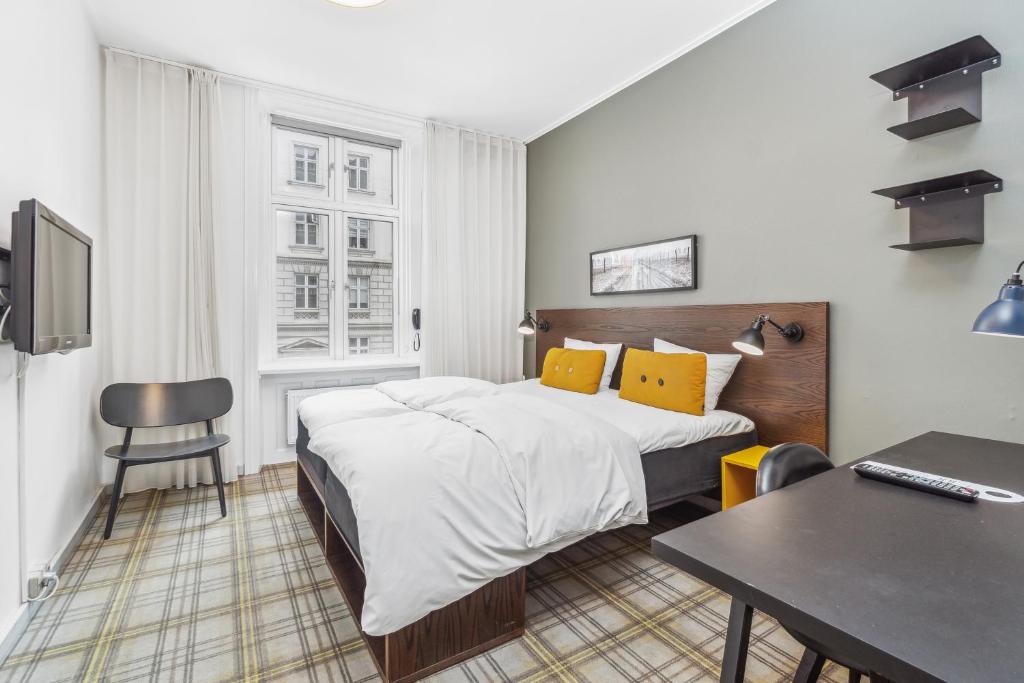 Postel nebo postele na pokoji v ubytování Ibsens Hotel