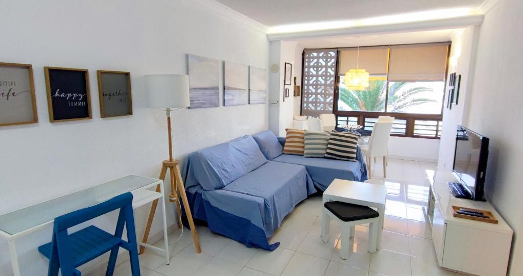 Televízia a/alebo spoločenská miestnosť v ubytovaní Doñana Apartamento Sunset first line to the beach