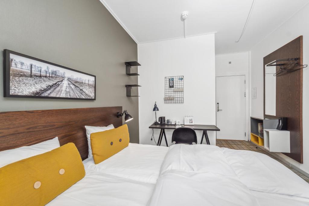 Postel nebo postele na pokoji v ubytování Ibsens Hotel