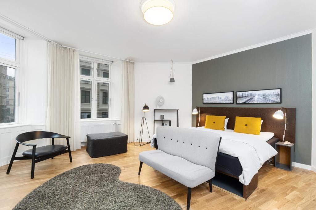 Postel nebo postele na pokoji v ubytování Ibsens Hotel