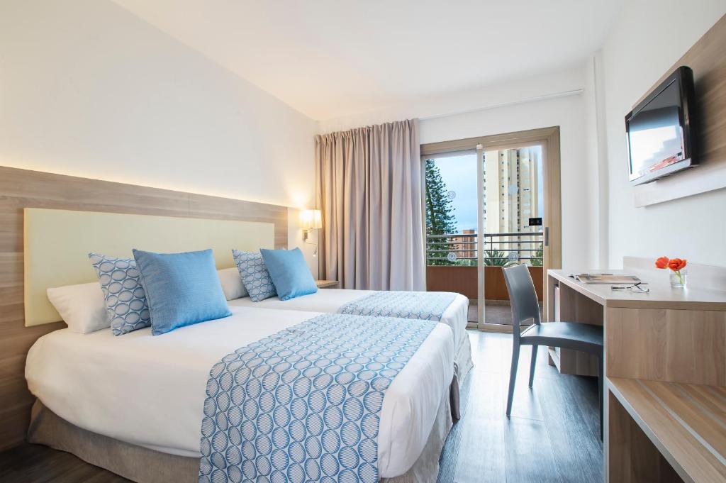 A bed or beds in a room at Hotel Benidorm East by Pierre & Vacances