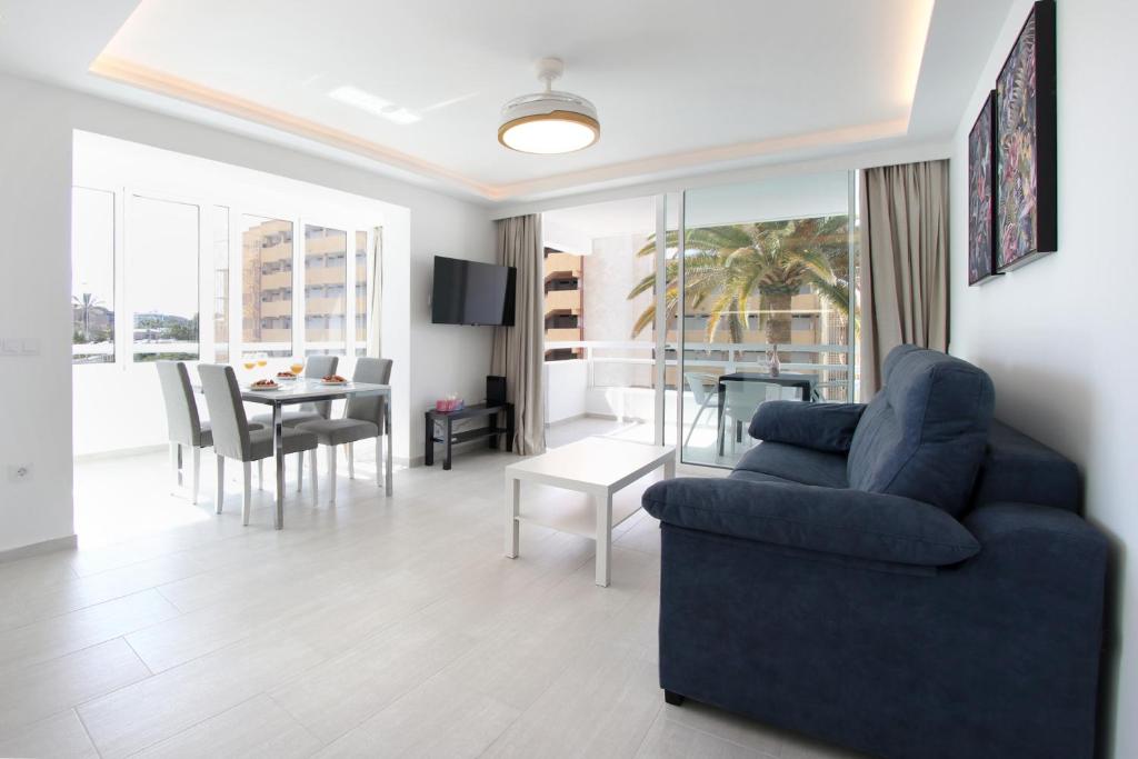 A seating area at Stunning Apartment with Ocean View