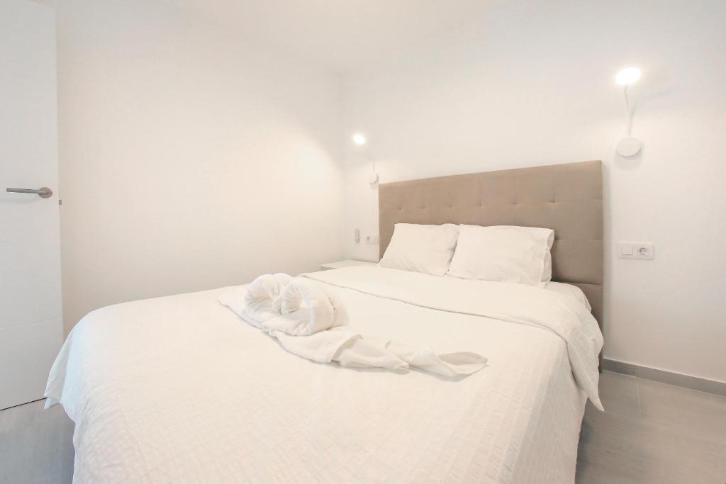 A bed or beds in a room at Stunning Apartment with Ocean View