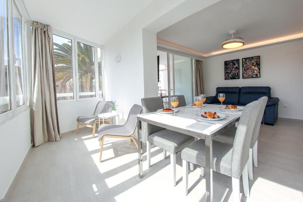 A seating area at Stunning Apartment with Ocean View
