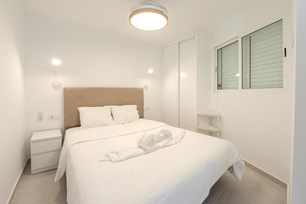 A bed or beds in a room at Stunning Apartment with Ocean View