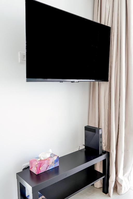 A television and/or entertainment centre at Stunning Apartment with Ocean View