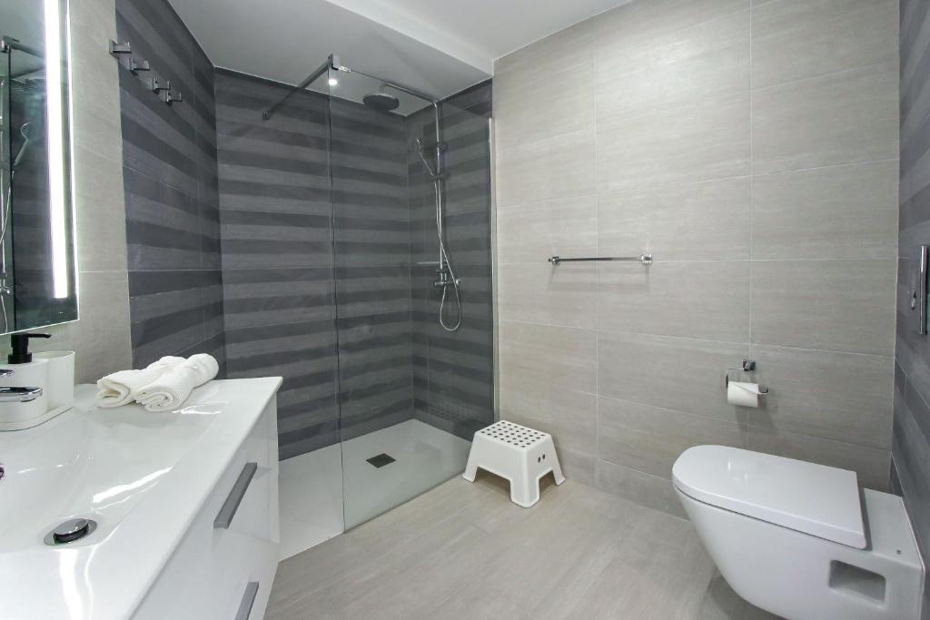 A bathroom at Stunning Apartment with Ocean View
