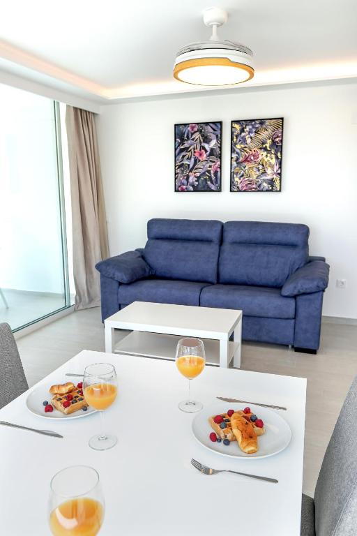 A seating area at Stunning Apartment with Ocean View