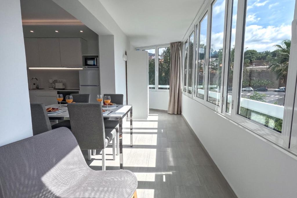 Kép Stunning Apartment with Ocean View szállásáról Playa Fañabéban a galériában