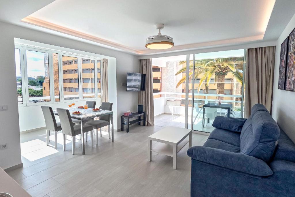 A seating area at Stunning Apartment with Ocean View