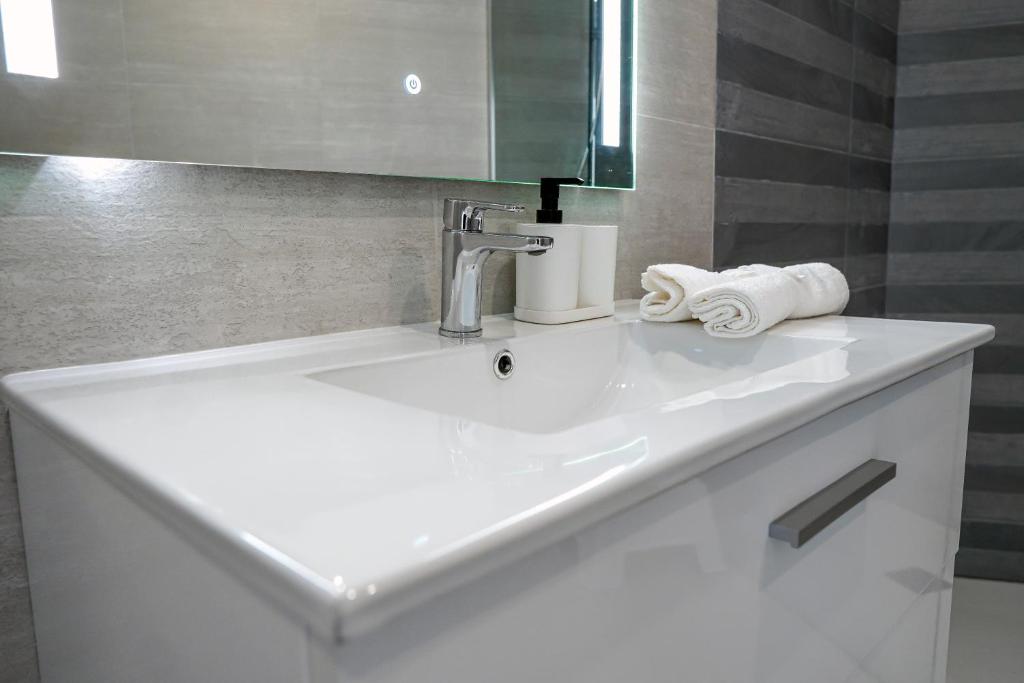 Kép Stunning Apartment with Ocean View szállásáról Playa Fañabéban a galériában