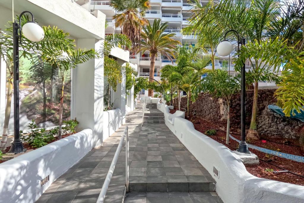 A garden outside Stunning Apartment with Ocean View