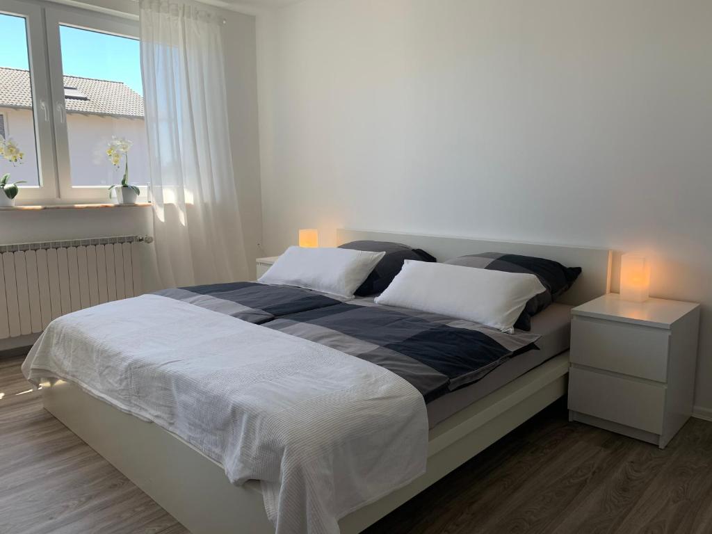 um quarto com uma cama grande e 2 almofadas em Moderne helle Ferienwohnung em Remagen