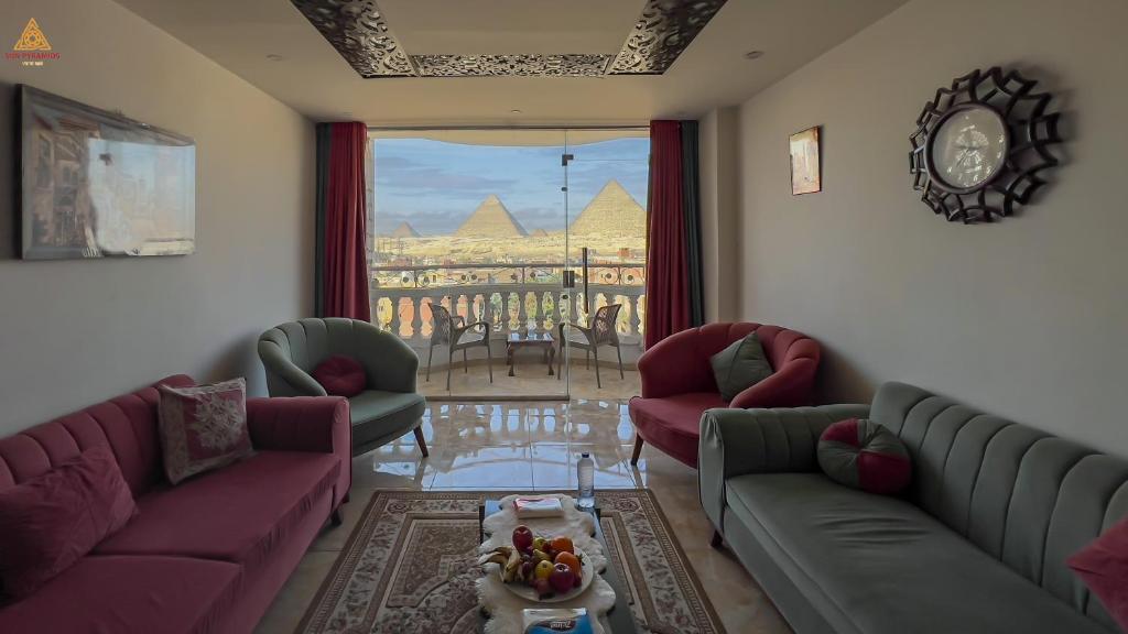Posezení v ubytování Full Pyramids View Apartment with Balcony For 8 P